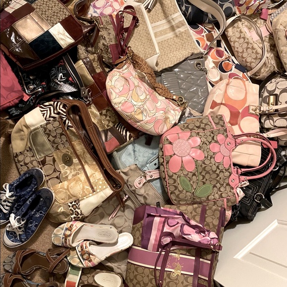 COACH signature jacquard fabric & patent leather flowers & trim tote. F16276 - Picture 5 of 15